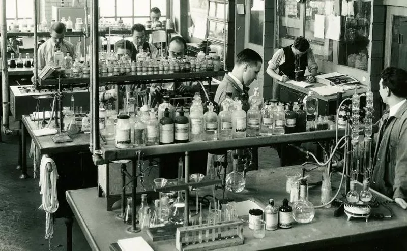 1917-ben Prof. Arthur Stoll létrehozza a Sandoz gyógyszerészeti részlegét és elindul a kutatás