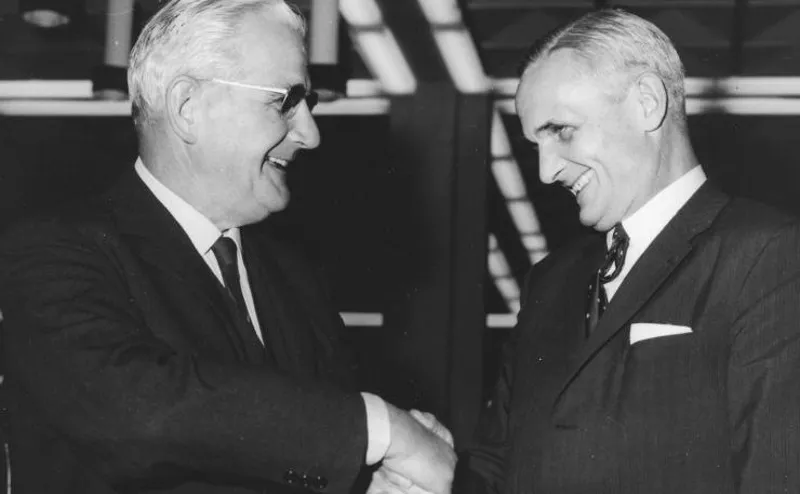 Louis von Planta, a Geigy elnöke, és Robert Kappeli, a Ciba elnöke kezet ráznak a CIBA-GEIGY egyesülésének lezárására 1970-ben