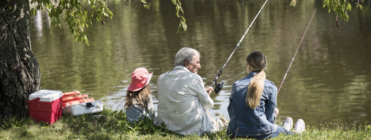 Nagypapa és unokák horgásznak